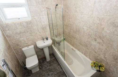 Belle Vue House | M18 Abbey Hey Guesthouse