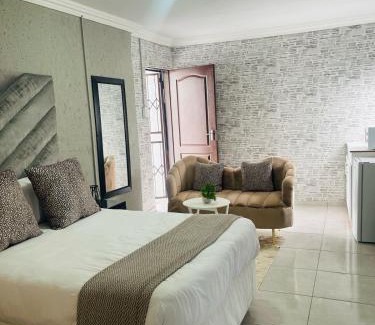 Mmabatho House | M2B guest lodge - Mum to be spa
