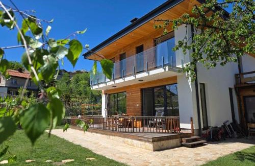 Sofia House | Ma-Bebe Play House with Private Sauna - Lake, Parks and SPA Pools in 5 min