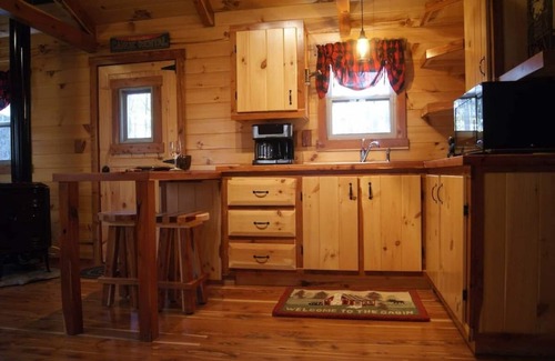 Burton Cabin | Ma & Pa’s Cabin Getaway Amish Country Outdoor Bath