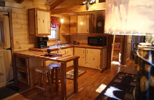Burton Cabin | Ma & Pa’s Cabin Getaway Amish Country Outdoor Bath