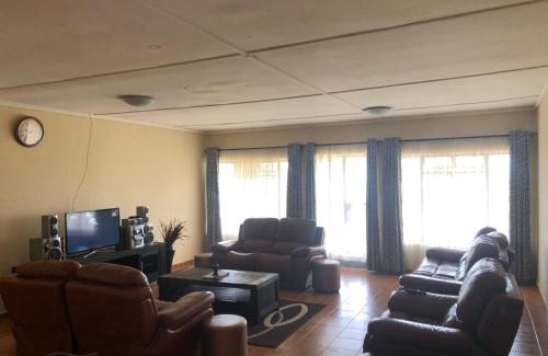 Ndadza Villa | Mabwe Guest House '5km from Great Zim Ruins'