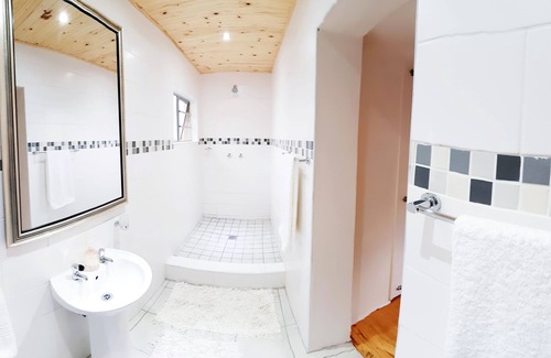 Komani House | Madeira Bed