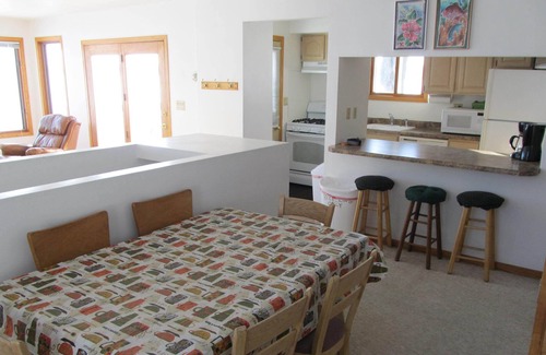 Stoughton Cottage | Madison 3 BR Cottage on 3000 acre Lake Kegonsa. Kayaks & Pontoon