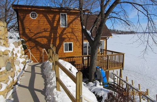 Stoughton Cottage | Madison 3 BR Cottage on 3000 acre Lake Kegonsa. Kayaks & Pontoon
