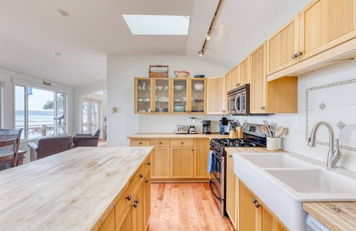 Coupeville House | Madrona Beach House by AvantStay | Waterfront Home