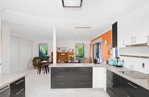 Penguin House | MADSEN RETREAT B&B Penguin - a boutique 4 star experience- Whole First Floor