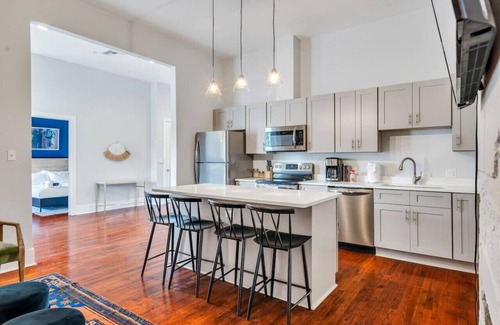 Faubourg Delachaise Apartment | Magazine St. Retreat | Outdoor Balcony + Parking