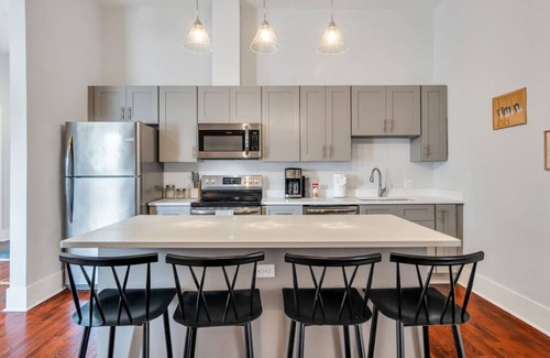 Faubourg Delachaise Apartment | Magazine St. Retreat | Outdoor Balcony + Parking