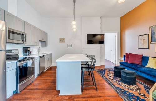 Faubourg Delachaise Apartment | Magazine St. Retreat | Outdoor Balcony + Parking