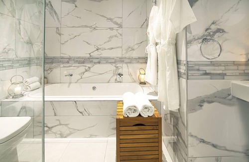 Simon's Town House | Magellan’s Hotel in Simons Town, Cape Town is a modern furnished Guest House.