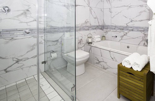 Simon's Town House | Magellan’s Hotel in Simons Town, Cape Town is a modern furnished Guest House.