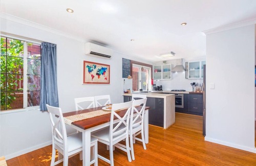 Scarborough Villa | Magic Location! 1km to Scarborough Beach!