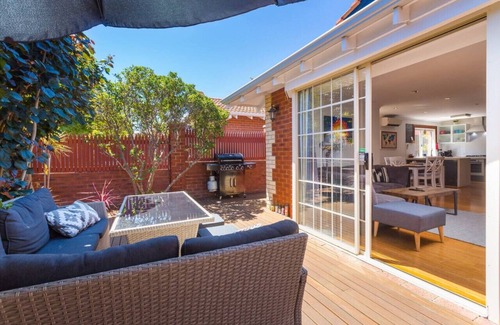Scarborough Villa | Magic Location! 1km to Scarborough Beach!