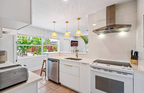 Central Fort Lauderdale House | Magical Garden House With Beautiful Heated Pool