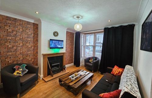 Watford House | MAGICAL HARRY POTTER THEMED HOME IN WATFORD - FREE off-street PARKING