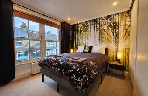 Watford House | MAGICAL HARRY POTTER THEMED HOME IN WATFORD - FREE off-street PARKING