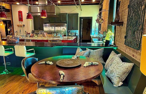 Rome House | Magical Luxury Loft - 6 Bedroom 10 King/Queen Beds - ON BROAD STREET!
