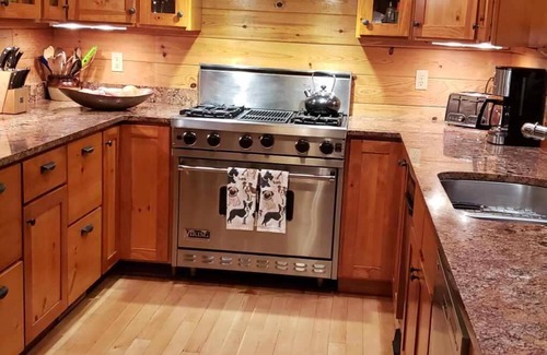 Talmont House | Magical North Tahoe Getaway; three master bedrooms, wifi, new kitchen & hot-tub