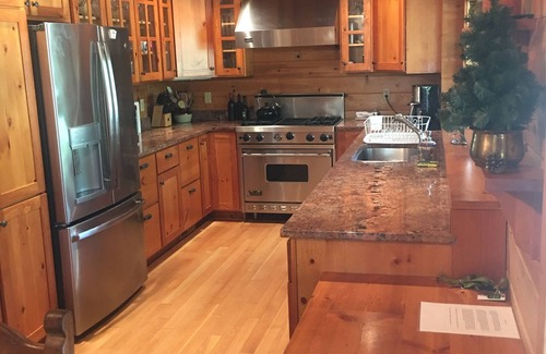 Talmont House | Magical North Tahoe Getaway; three master bedrooms, wifi, new kitchen & hot-tub