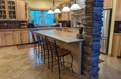 Baraboo Cabin | Magical Secluded 5king Lodge> bunk room, playset> Dells, WaterParks, Devils Lake