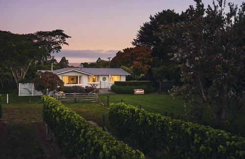 Grovetown House | Magical Vineyard Cottage | Pool | Stunning Views | Sleeps 6 | Near Blenheim