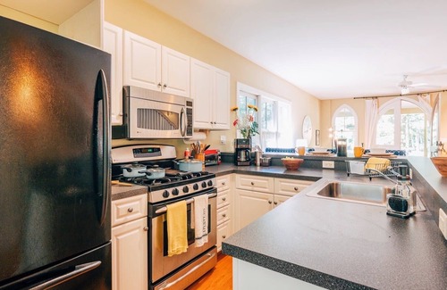 Irvington House | Magical wooded cottage pool +priv hottub walk2town