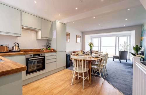 Caister-on-Sea House | Magnificent Beach House - Seaview - Upside-down