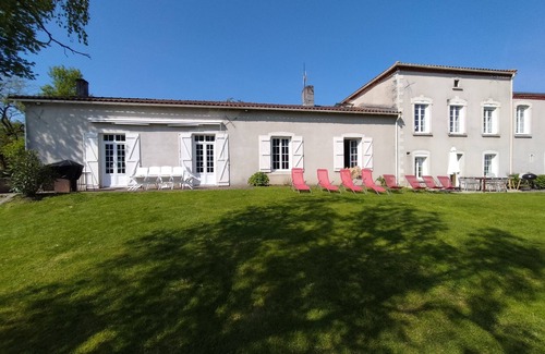Vallet House | Magnificent family estate
