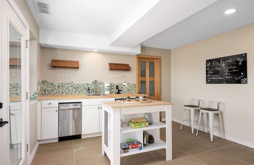 McMinnville House | Magnificent Golf Course Views, Huge Deck, Views of the Hazelnut Orchard, BBQ, 3 Miles to McMinnville