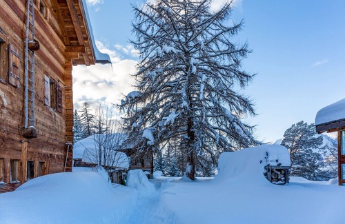 Mayens-de-Riddes Ski Chalet | Magnificent large chalet on the slopes more information La gouille à l'ours