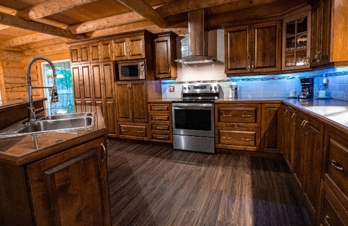 Lac-Sergent Ski Chalet | Magnificent log cabin located less than 30 minutes from Quebec.