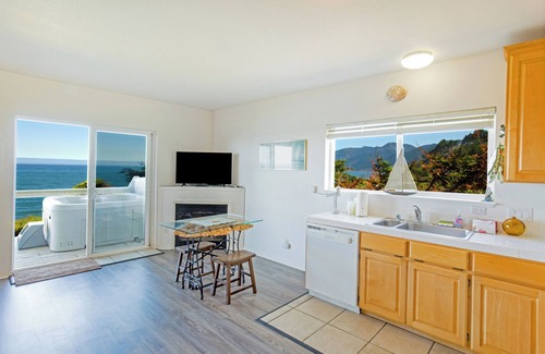 Shelter Cove Condo | Magnificent Oceanview! by OceanviewHotTubs Tesla Charging Shelter Cove, CAn
