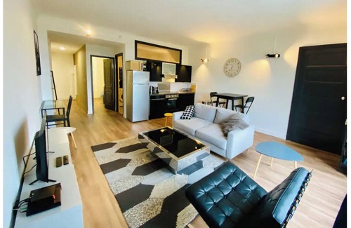 Centre Ville Apartment | Magnificent view of the Pyrenees for this 58 m2 one-bedroom apartment in the city center.