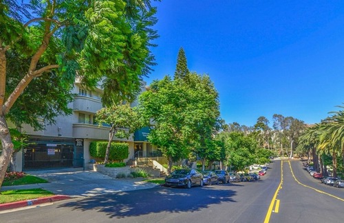 Sawtelle Condo | Magnificent Villa Blanca in the heart of Brentwood