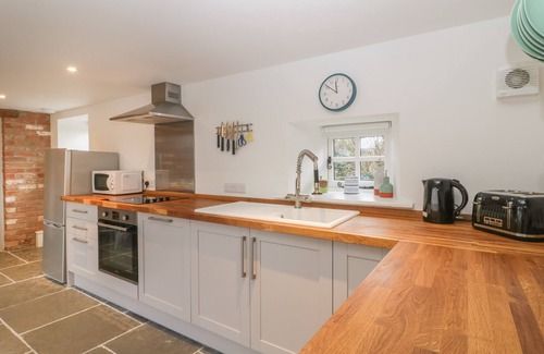 Highbridge Cottage | MAGNOLIA BARN, pet friendly, character holiday cottage in Mark