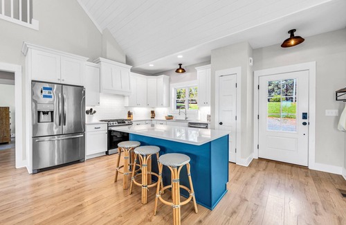 Moneta House | Magnolia Cove, New Lakefront Luxury w/Covered Decks + Heated Salt Water Pool, Fire Pit & Dock!