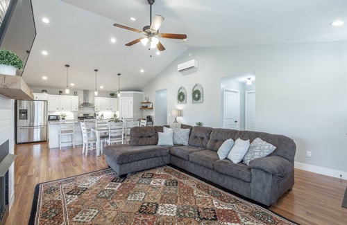 Chattanooga Valley House | Magnolia + Dogwood | Gorgeous Split Level Home | Dog Friendly | 4 Bed, 2.5 Bath