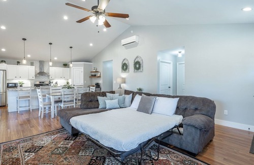 Chattanooga Valley House | Magnolia + Dogwood | Gorgeous Split Level Home | Dog Friendly | 4 Bed, 2.5 Bath