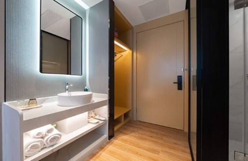Pudong Hotel | Magnolia Hotel Lingkong Road subway