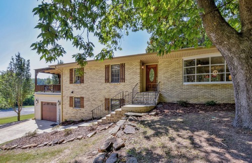 Northport House | Magnolia Lake House-family friendly, close to UofA, and gorgeous lake views!