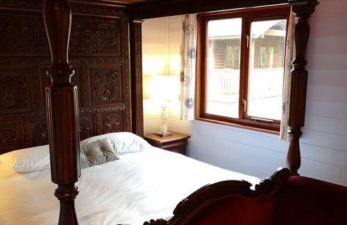 Warminster Ski Chalet | Magpie 5 Hot Tub HuntersMoon-Warminster-Bath-Wiltshire