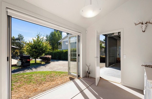 Waitahanui House | Mahuta Maison - Lake Taupo Holiday Home