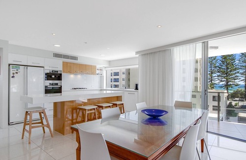 Coolangatta Apartment | Maili 6 Luxury sky home apartment in Rainbow Bay Coolangatta Wi-Fi Included