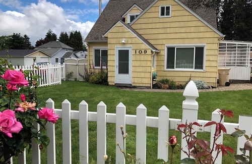 Lebanon House | Main Street Cottage with park across the street. Walk to downtown area.
