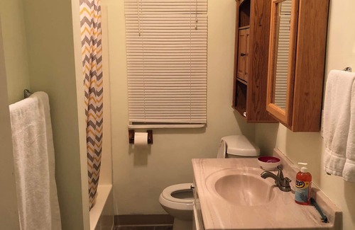 Lebanon House | Main Street Cottage with park across the street. Walk to downtown area.