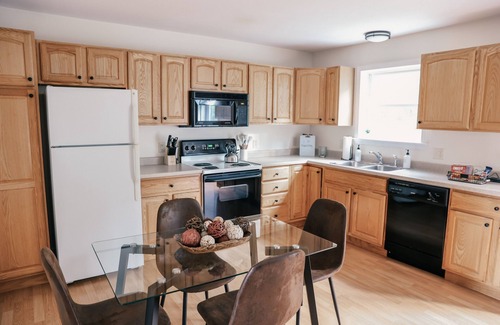 Bangor House | MaineStay Central Bangor Townhouse Near airport & Acadia Park w washer & dryer,