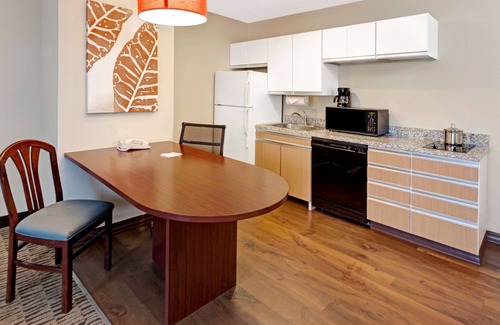 Farmington Hills Hotel | MainStay Suites Detroit Farmington Hills