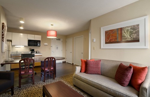 Farmington Hills Hotel | MainStay Suites Detroit Farmington Hills