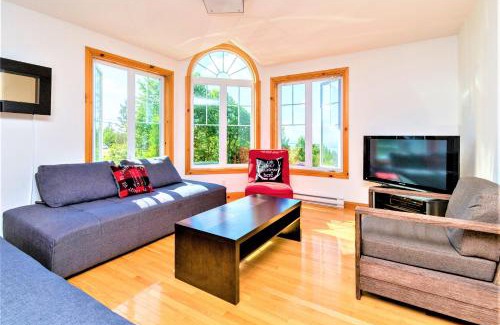 Petite-Riviere-Saint-Francois Ski Chalet | Maison Accueillante - Spa, fleuve et montagnes!